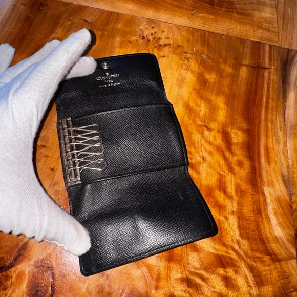 Louis Vuitton
Damier Graphite 6 Ring Key Holder - Picture 7 of 16